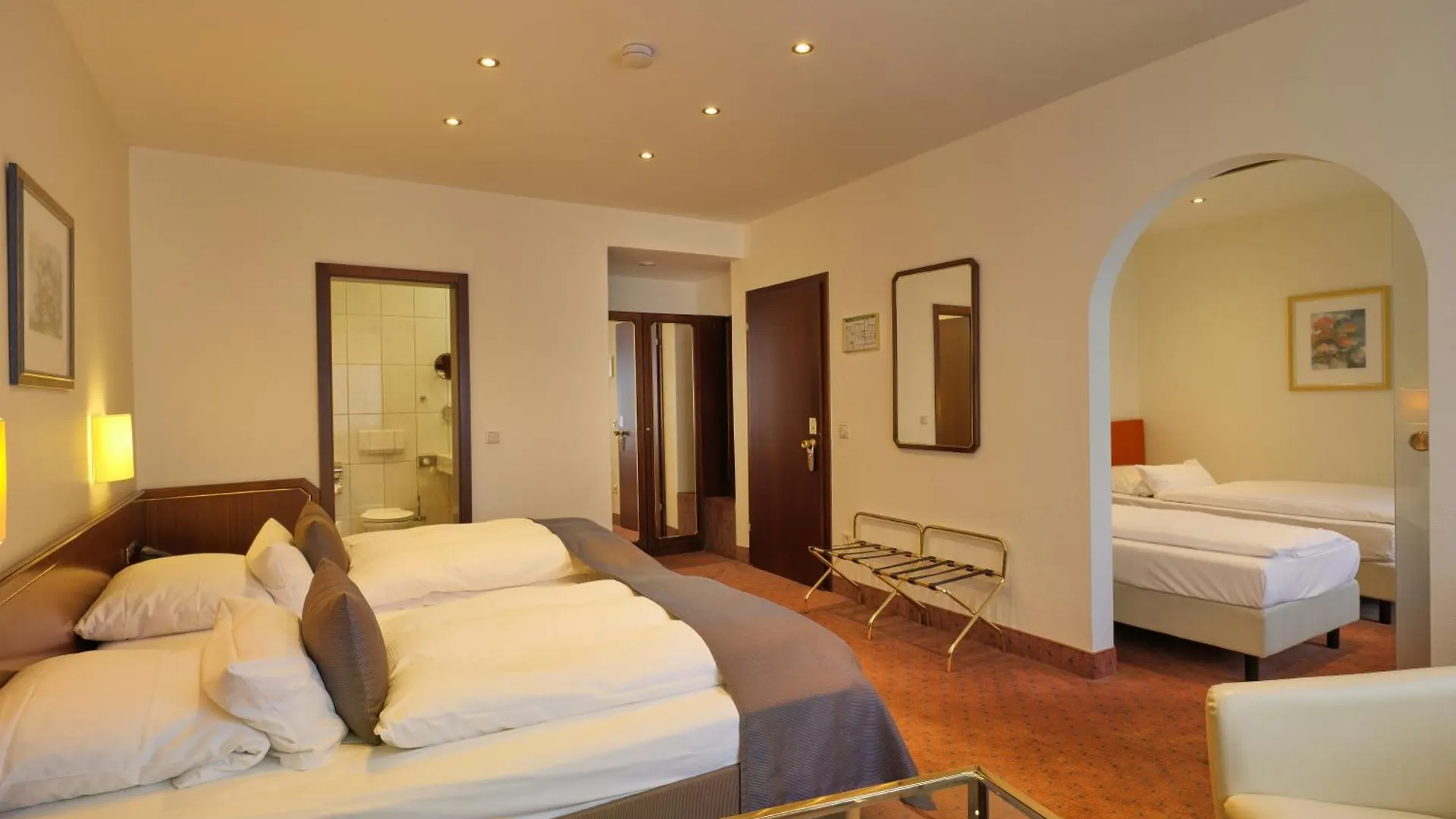 Trip Inn Hotel Esplanade, Duesseldorf 4*, Dusseldorf