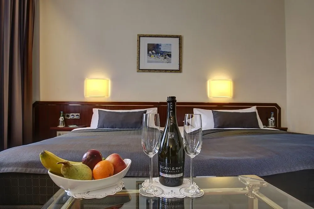 Trip Inn Hotel Esplanade, Duesseldorf 4*, Dusseldorf