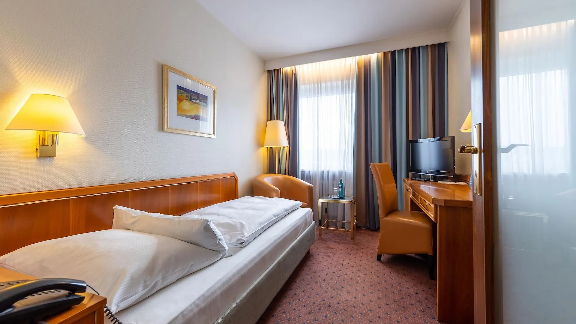 Trip Inn Hotel Esplanade, Duesseldorf 4*, דיסלדורף